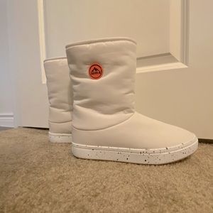 Wmn’s winter boots sz 10. Faux fur lining & footbed keep your feet toasty & cozy